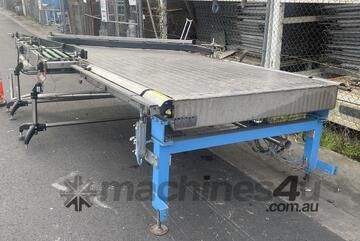 Stainless plastic link belt conveyor system bottling product accumulator merge