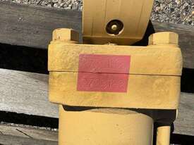 Caterpillar Cylinder - Lot Number:88 - picture2' - Click to enlarge