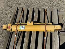 Caterpillar Cylinder - Lot Number:88 - picture3' - Click to enlarge