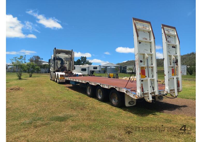 caption tri axle low loader