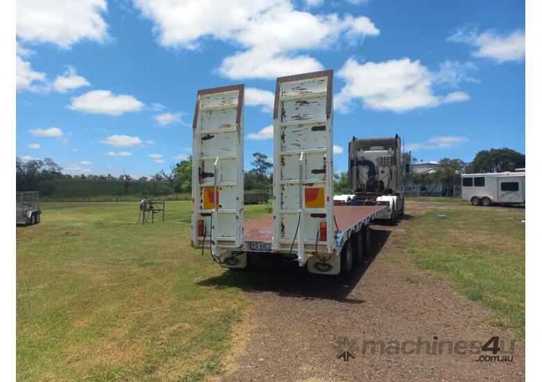 caption tri axle low loader