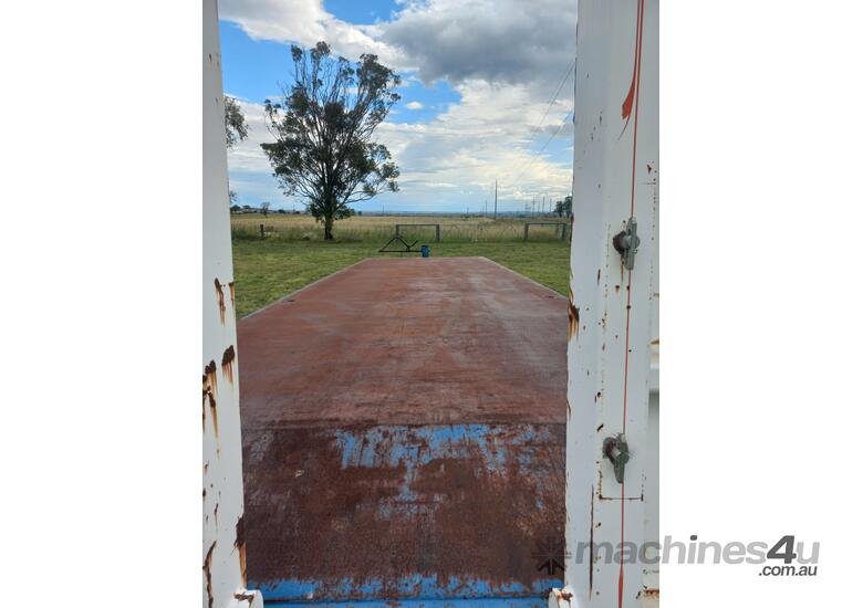 caption tri axle low loader