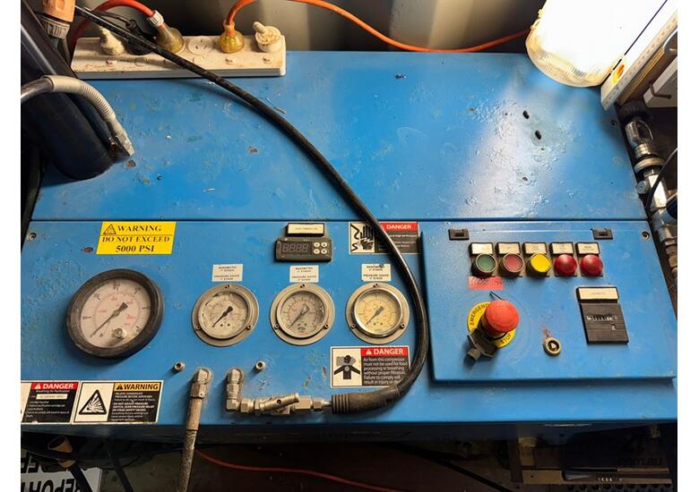 caption PRO DIVING SERVICES HYDRASTATIC TANK TEST