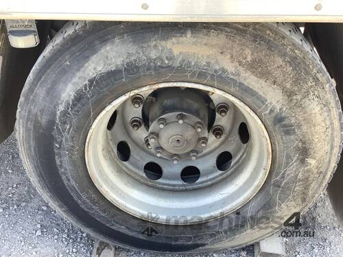 caption 2008 Isuzu FVR Pantech