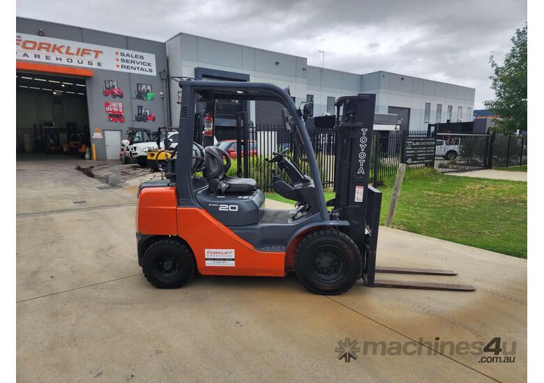 caption Toyota Forklift 2T Container Entry Mast