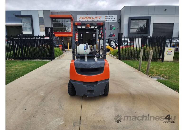 caption Toyota Forklift 2T Container Entry Mast
