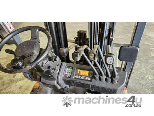 Forklift Toyota 2.5t electric