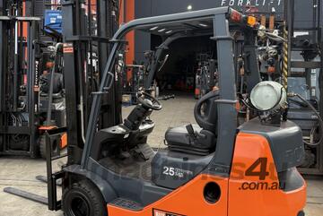 Toyota 2015 2.5t COMPACT  