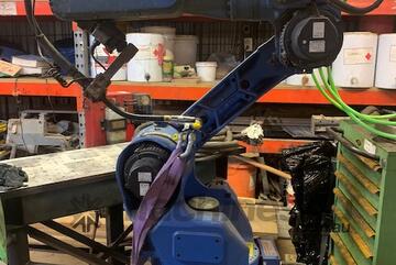 Motoman UP6 robot 6 axis welding Machine paired with 400 amp integrated welder