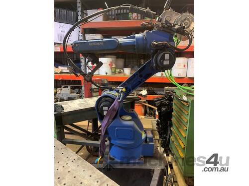Motoman UP6 robot 6 axis welding Machine paired with 400 amp integrated welder