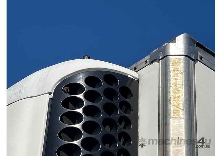 2004 Maxitrans ST3 Tri Axle Refrigerated Pantech Trailer