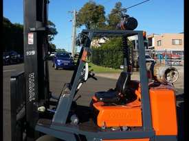 Toyota 3.6 tonne space saver forklift - picture2' - Click to enlarge