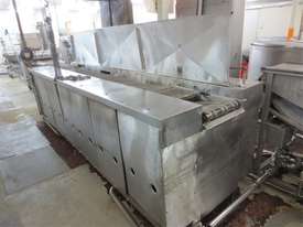 Gas fryer with hold down belt - picture0' - Click to enlarge