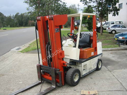 NISSAN 2.5T 5.5M CONTAINER ENTRY FORKLIFT (QUAD MAST)