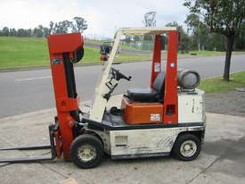 NISSAN 2.5T 5.5M CONTAINER ENTRY FORKLIFT (QUAD MAST) - picture0' - Click to enlarge
