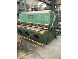 Pearson hydraulic guillotine 2500mm x 10mm - picture0' - Click to enlarge