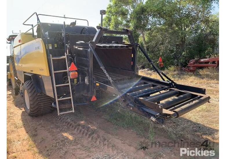 caption 2009 New Holland BB9080 6RS Crop Cutter