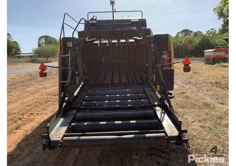 caption 2009 New Holland BB9080 6RS Crop Cutter