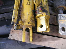 hydraulic rams  - picture2' - Click to enlarge