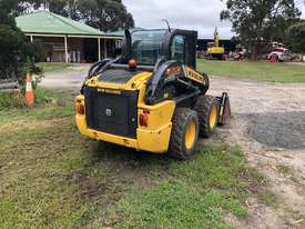 2015 New Holland L220 Skidsteer - picture2' - Click to enlarge