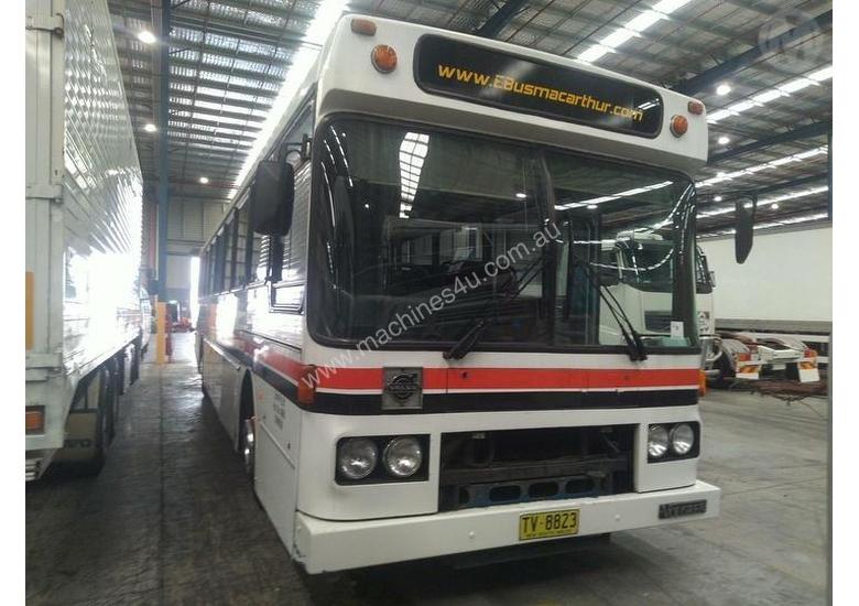 caption Volvo B10M