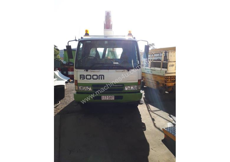 caption 2006 MITSUBISHI FIGHTER WITH 2006 SHERRIN TRAVEL TOWER
