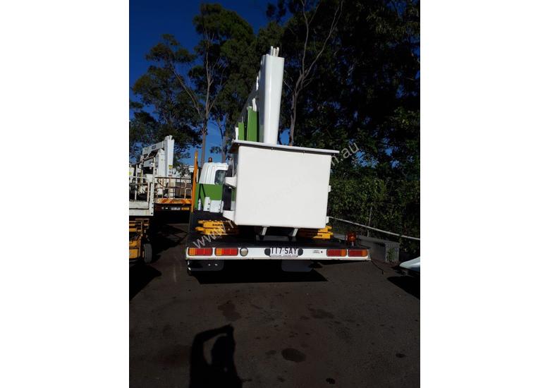 caption 2006 MITSUBISHI FIGHTER WITH 2006 SHERRIN TRAVEL TOWER