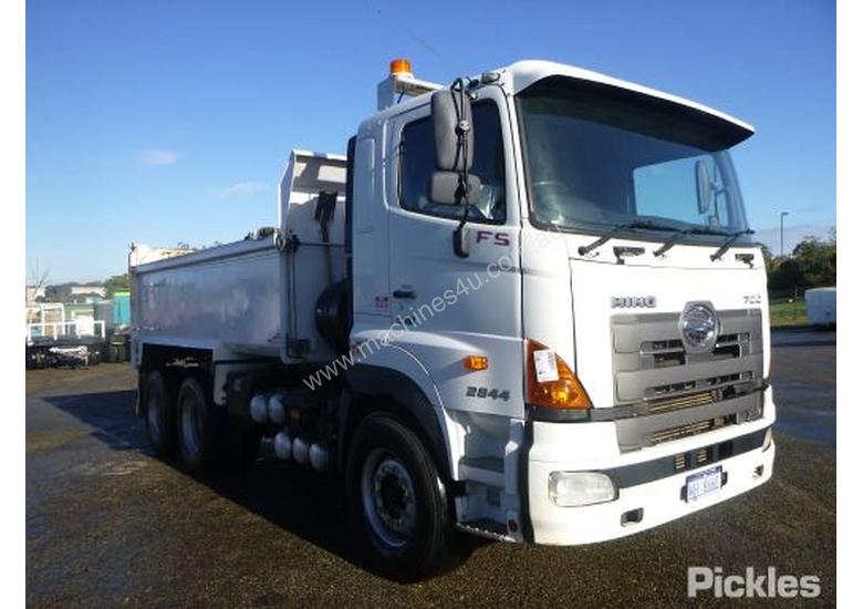 caption 2010 Hino FS 700 2844
