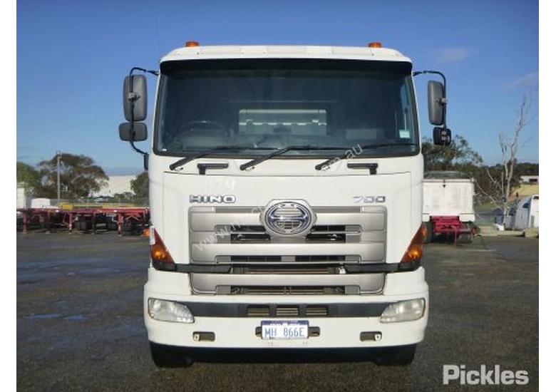 caption 2010 Hino FS 700 2844