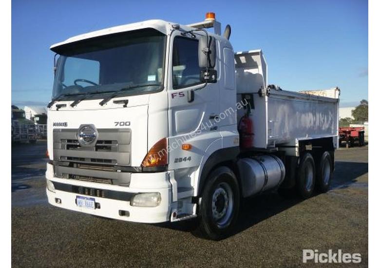 caption 2010 Hino FS 700 2844