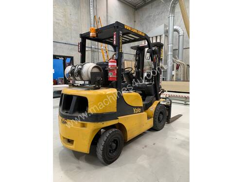 2500KG LPG Forklift - Fully Refurbished