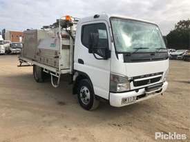 2010 Mitsubishi Canter 2.0 - picture0' - Click to enlarge