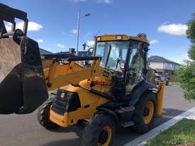 JCB Backhoe 3CX has done 15500 hours 4wd 4 in 1 bucket, air conditioning , one owner machine in goo. - picture0' - Click to enlarge