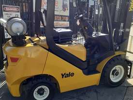 FORKLIFT 2.5 TON YALE 4.8M LIFT CONTAINER MAST  SOLID TYRES SIDE SHIFT - picture2' - Click to enlarge