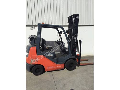 Toyota 2.5 Ton LPG Forklift with lots of attachments included