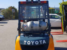 Toyota 2500kg LPG Forklift with 6000mm Mast, Dual Wheels, Sideshift & Fork Positioner - picture2' - Click to enlarge