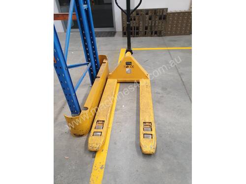 Pallet jack with 2500kg weight rating