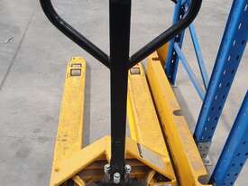 Pallet jack with 2500kg weight rating - picture1' - Click to enlarge