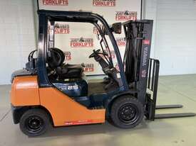 Container entry forklift  - picture0' - Click to enlarge