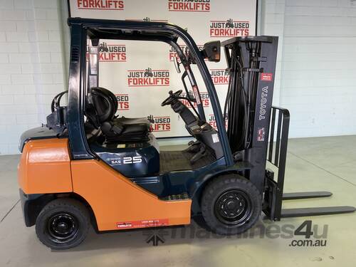 Container entry forklift 