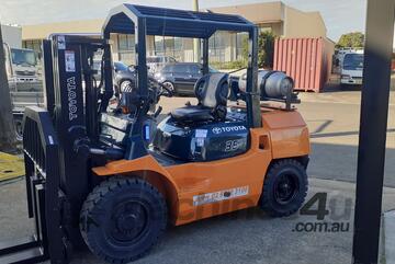 ACTIVE FORKLIFTS - Toyota 3.5 Ton forklift container entry mast 3700mm lift height ONLY 1700 HOURS ACTIVE FORKLIFTS - Toyota 3.5 Ton forklift container entry mast 3700mm lift height ONLY 1700 HOURS