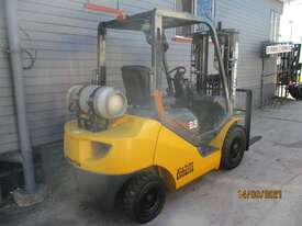 Komatsu 2.5 ton Container Mast, Repainted Used Forklift #1659 - picture2' - Click to enlarge