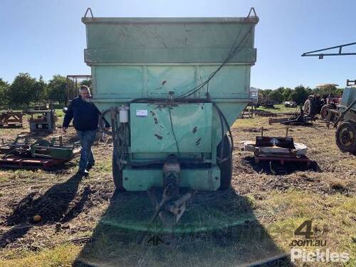 Bulk Manure / Fertiliser Spreader With Attachments