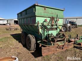 Bulk Manure / Fertiliser Spreader With Attachments - picture2' - Click to enlarge