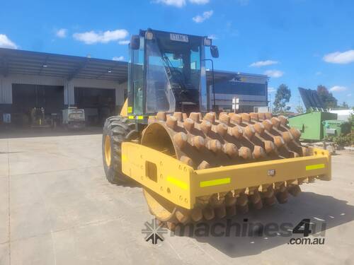 2010 CAT CP533E 12T PADFOOT VIBRATING ROLLER WITH 3072 HOURS