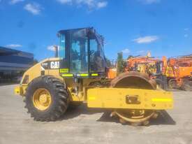 2010 CAT CP533E 12T PADFOOT VIBRATING ROLLER WITH 3072 HOURS - picture0' - Click to enlarge