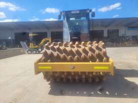 2010 CAT CP533E 12T PADFOOT VIBRATING ROLLER WITH 3072 HOURS - picture2' - Click to enlarge