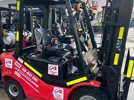 Royal Forklift 2.5T Gas: Forklifts Australia - The Industry Leader! - picture0' - Click to enlarge
