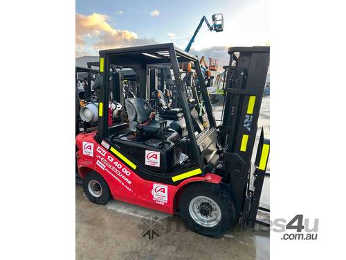 Royal Forklift 2.5T Gas: Forklifts Australia - The Industry Leader!