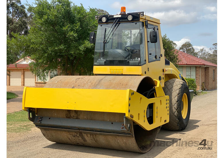 caption Bomag BW211D-4 Vibrating Roller Roller/Compacting